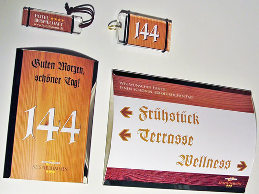 Schilder und Schlüsselanhänger im Firmen-CI